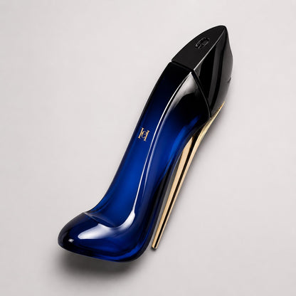 Perfume Good Girl de Carolina Herrera en frasco azul con forma de zapato de tacón dorado de Ricky Luxury