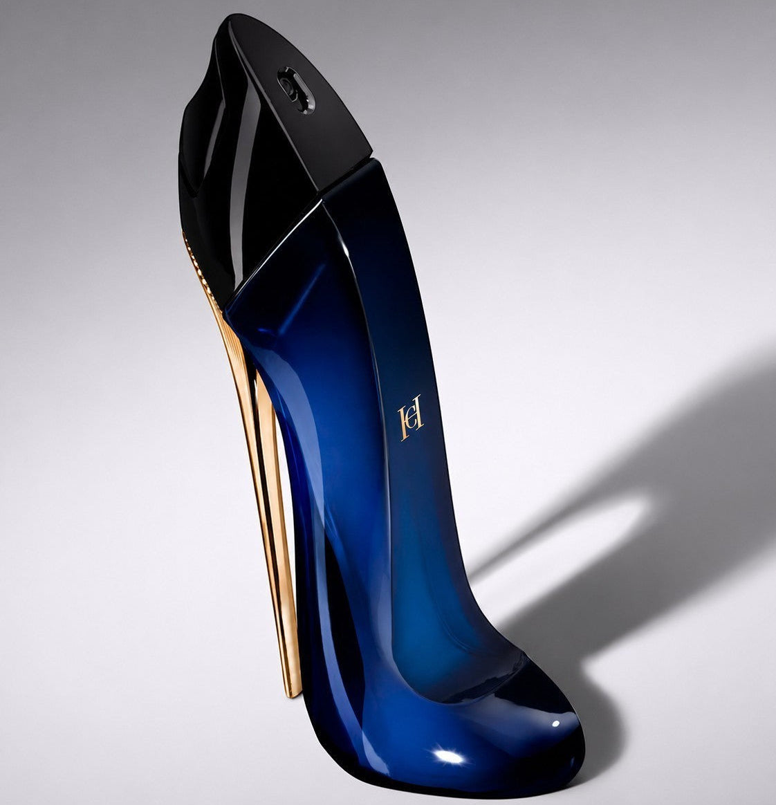 Perfume Carolina Herrera Good Girl Azul de Ricky Luxury con frasco icónico en forma de zapato de tacón azul y dorado