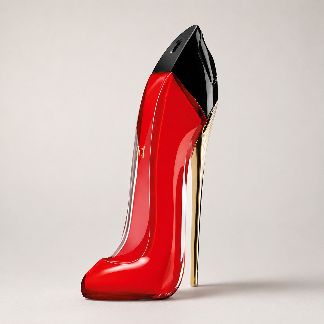 Perfume Carolina Herrera Good Girl Rojo de Ricky Luxury en frasco de cristal rojo con forma de zapato de tacón dorado