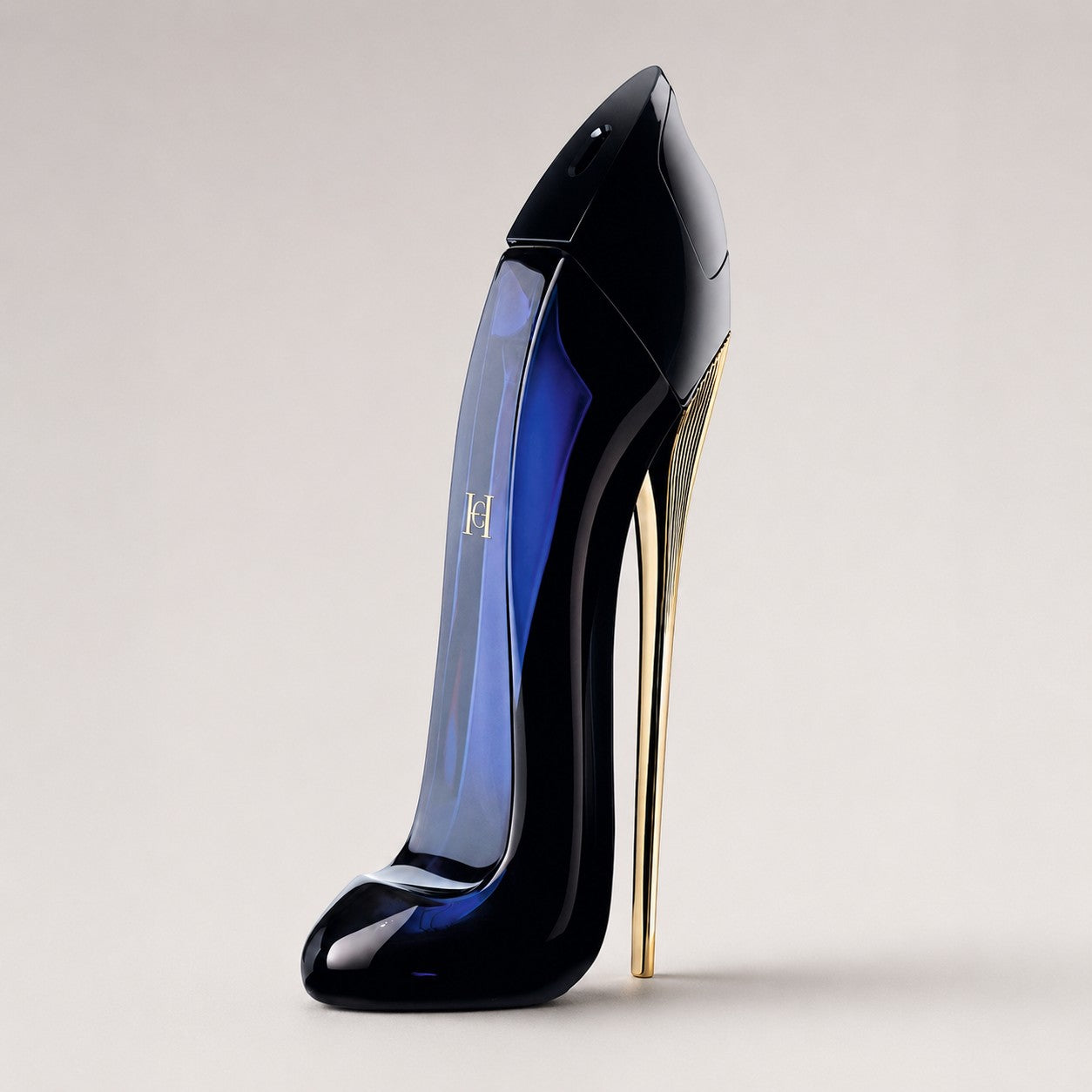 Perfume Carolina Herrera Good Girl de Ricky Luxury en frasco de cristal negro con forma de zapato de tacón dorado