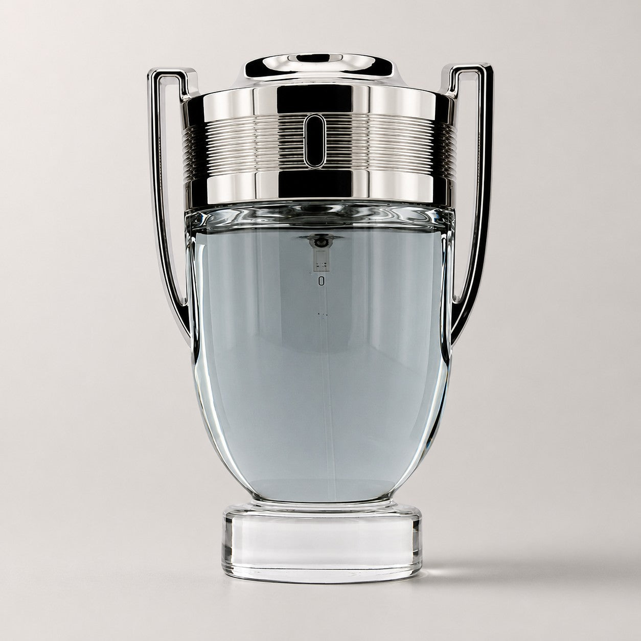Frasco de perfume Paco Rabanne Invictus con diseño de trofeo plateado y cristal transparente de Ricky Luxury