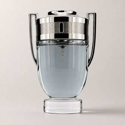 Frasco de perfume Paco Rabanne Invictus con diseño de trofeo plateado y cristal transparente de Ricky Luxury