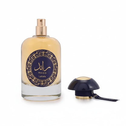 Perfume Lattafa Ra'ed Luxe de Ricky Luxury en frasco de cristal con etiqueta azul y tapón elegante