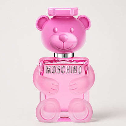 Perfume Moschino Toy 2 Bubble Gum de Ricky Luxury en frasco de cristal rosa con forma de oso de peluche