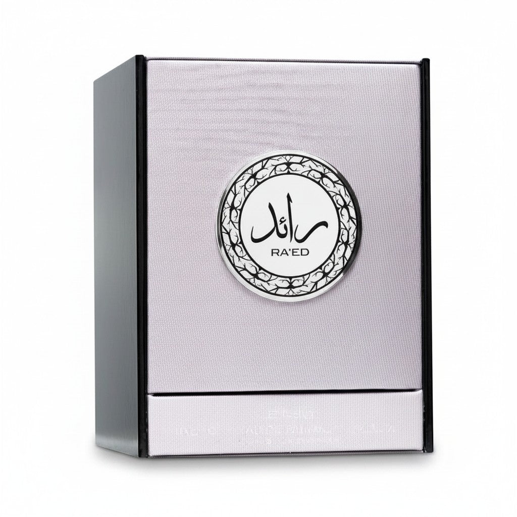 Caja de perfume Lattafa Ra'ed Silver de Ricky Luxury en color plateado con emblema circular y detalles en negro
