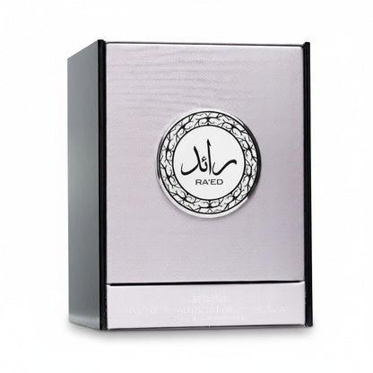Caja de perfume Lattafa Ra'ed Silver de Ricky Luxury en color plateado con emblema circular y detalles en negro