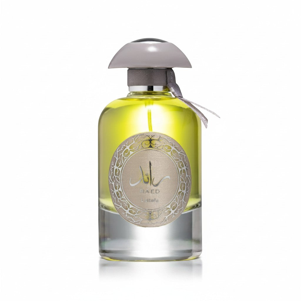 Perfume Lattafa Ra'ed Silver de Ricky Luxury en frasco de cristal con líquido amarillo y tapón gris elegante