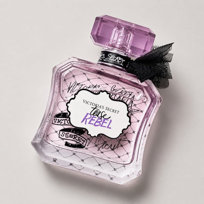 Perfume Victoria's Secret Tease Rebel en frasco de cristal rosa con lazo negro y detalles de encaje
