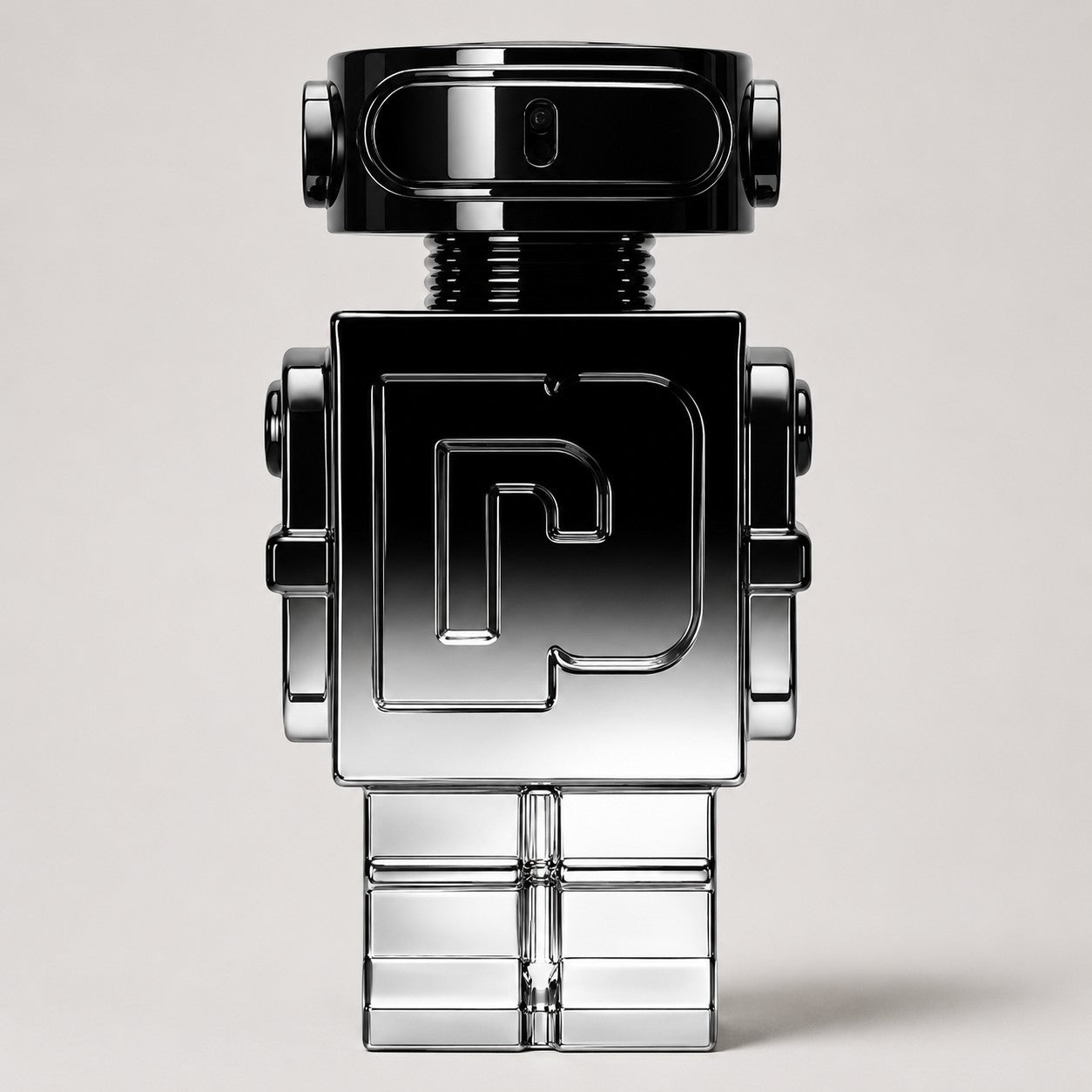 Frasco de perfume Paco Rabanne Phantom Elixir con forma de robot metálico negro brillante de Ricky Luxury
