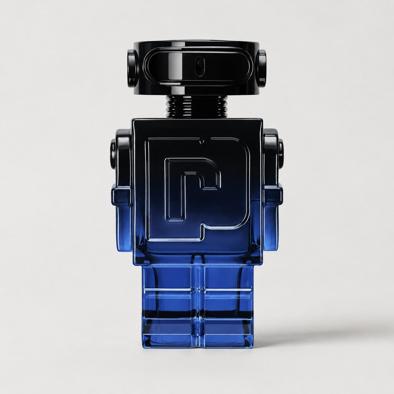 Frasco de perfume Paco Rabanne Phantom Intense de Ricky Luxury con diseño de robot en degradado azul y negro