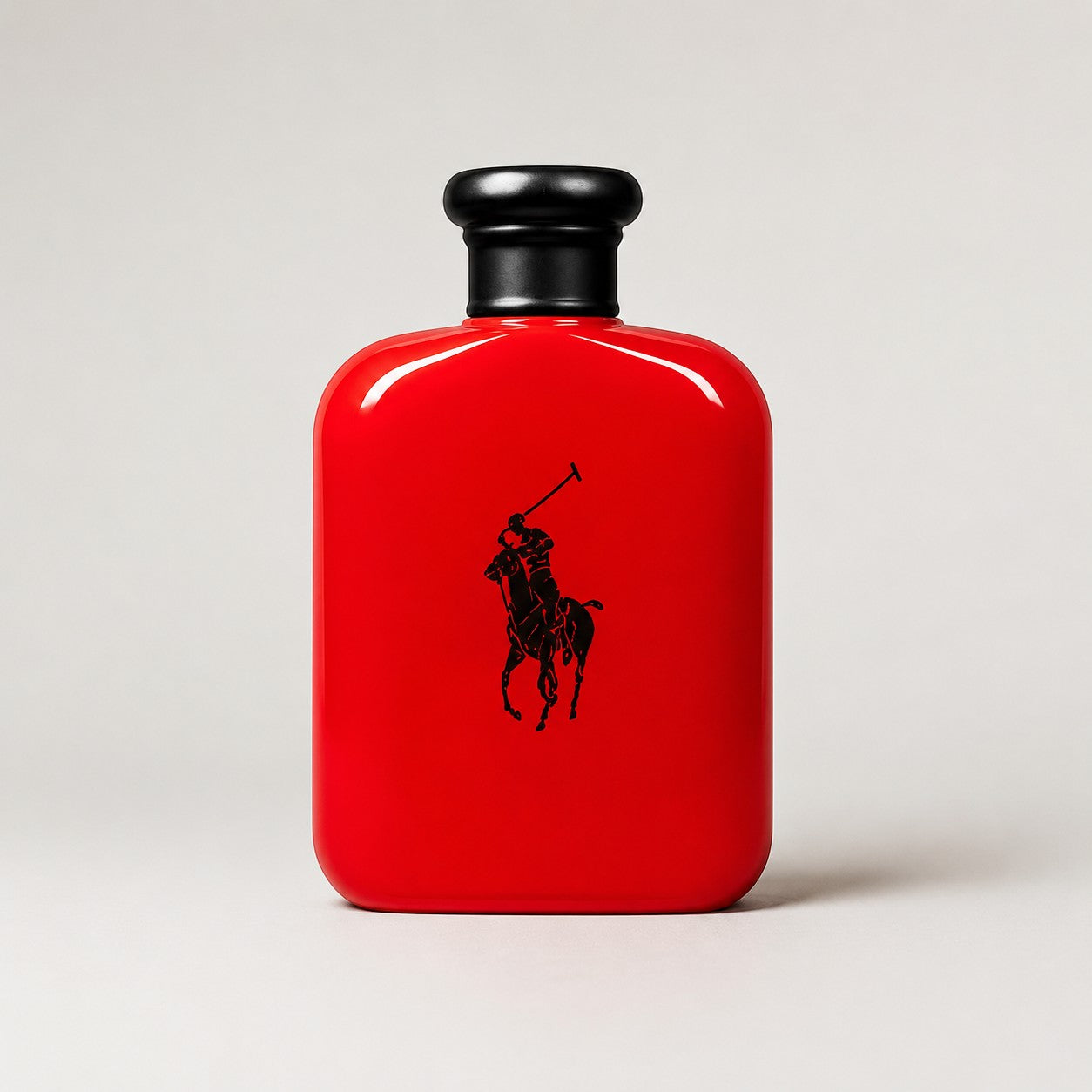 Frasco de perfume Ralph Lauren Polo Red de Ricky Luxury en color rojo brillante con el logo negro del jugador de polo