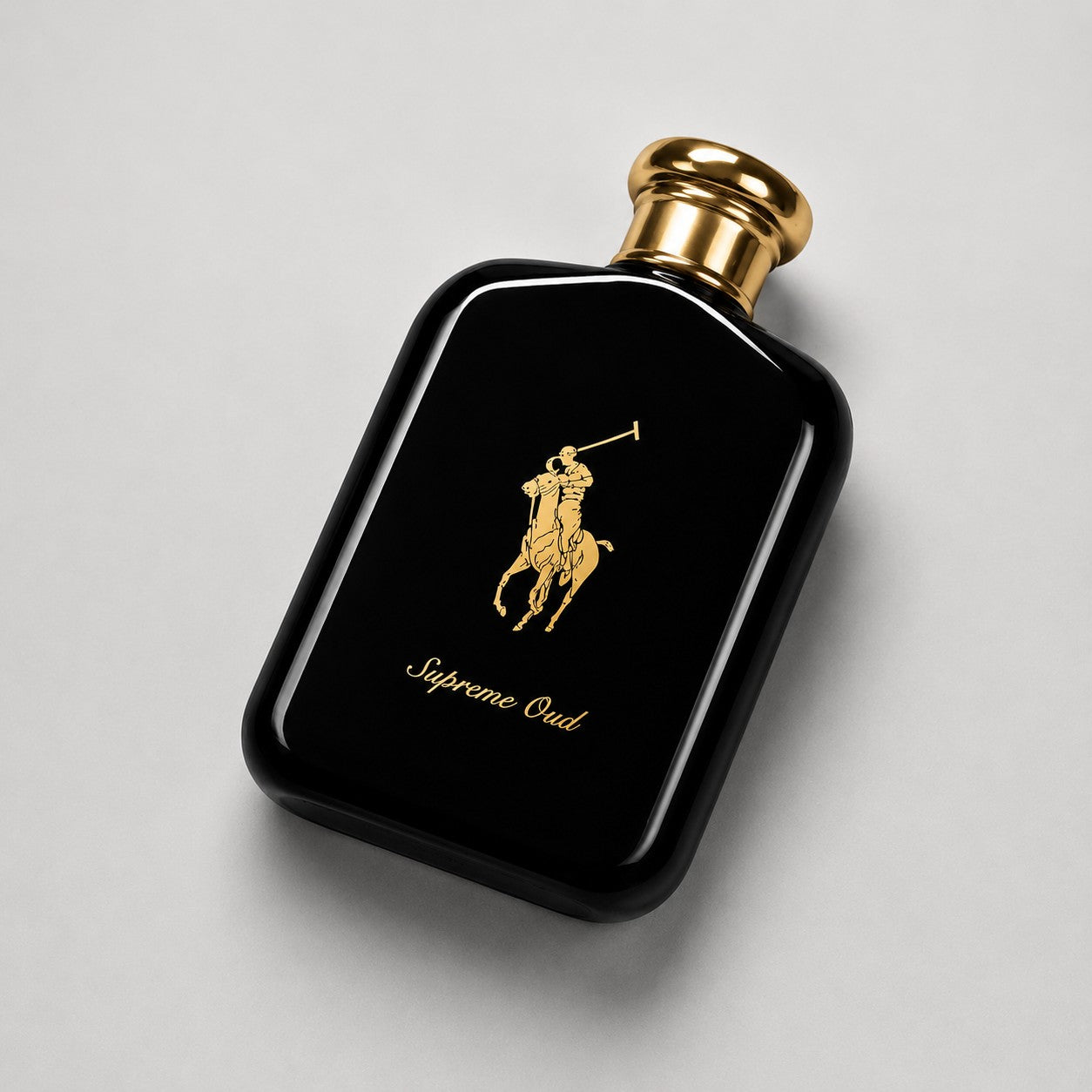 Perfume Ralph Lauren Polo Supreme Oud de Ricky Luxury en frasco de vidrio negro brillante con tapón y logo dorados