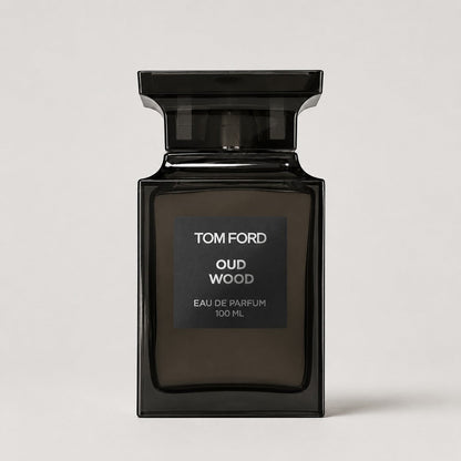 Perfume Tom Ford Oud Wood en frasco de vidrio negro elegante de Ricky Luxury