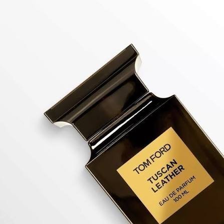 Frasco de perfume Tom Ford Tuscan Leather de Ricky Luxury con etiqueta dorada y cristal oscuro