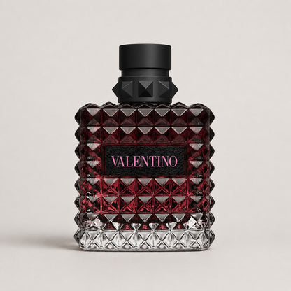 Perfume Valentino Donna Born in Roma Intense de Ricky Luxury en frasco de cristal rojo con tachuelas y tapón negro