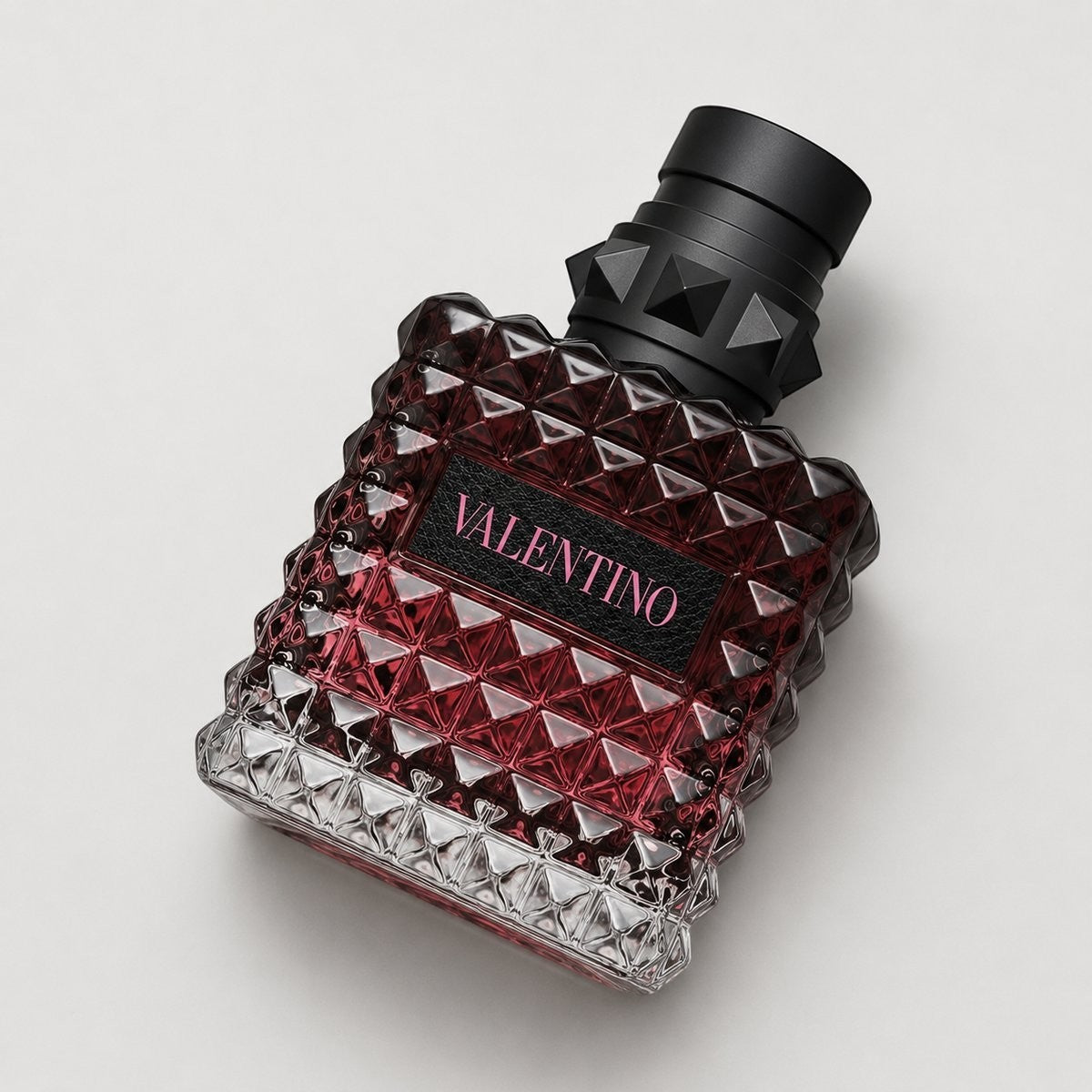 Perfume Valentino Donna Born in Roma Intense de Ricky Luxury en frasco de cristal rojo con tachuelas y tapón negro