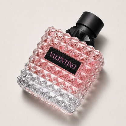 Perfume Valentino Donna Born in Roma de Ricky Luxury en frasco de cristal rosa con tachuelas y tapón negro