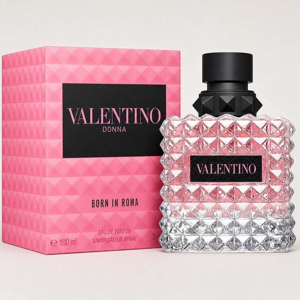 Perfume Valentino Donna Born in Roma de Ricky Luxury en frasco de cristal con tachuelas y caja rosa con relieve