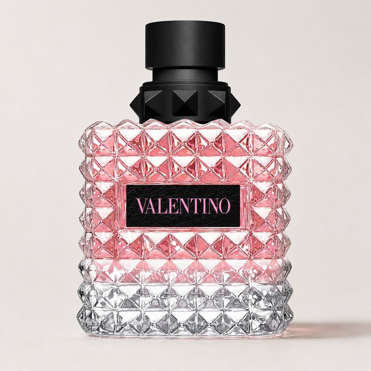 Perfume Valentino Donna Born in Roma de Ricky Luxury en frasco de cristal rosa con tachuelas y tapón negro