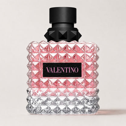 Perfume Valentino Donna Born in Roma de Ricky Luxury en frasco de cristal rosa con tachuelas y tapón negro