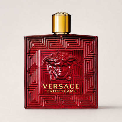 Frasco de perfume Versace Eros Flame en cristal rojo intenso con el logo de Medusa en relieve de Ricky Luxury