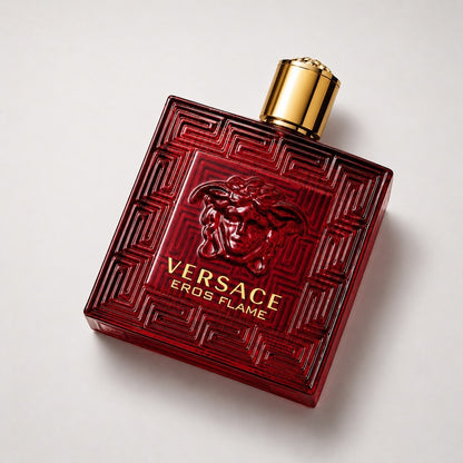 Frasco de perfume Versace Eros Flame de Ricky Luxury en cristal rojo intenso con relieve de Medusa y tapón dorado