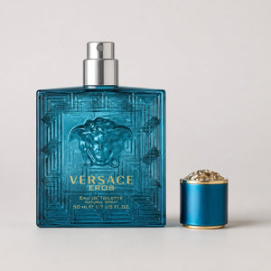 Frasco de perfume Versace Eros azul con relieve de Medusa y tapón dorado, disponible en Ricky Luxury.
