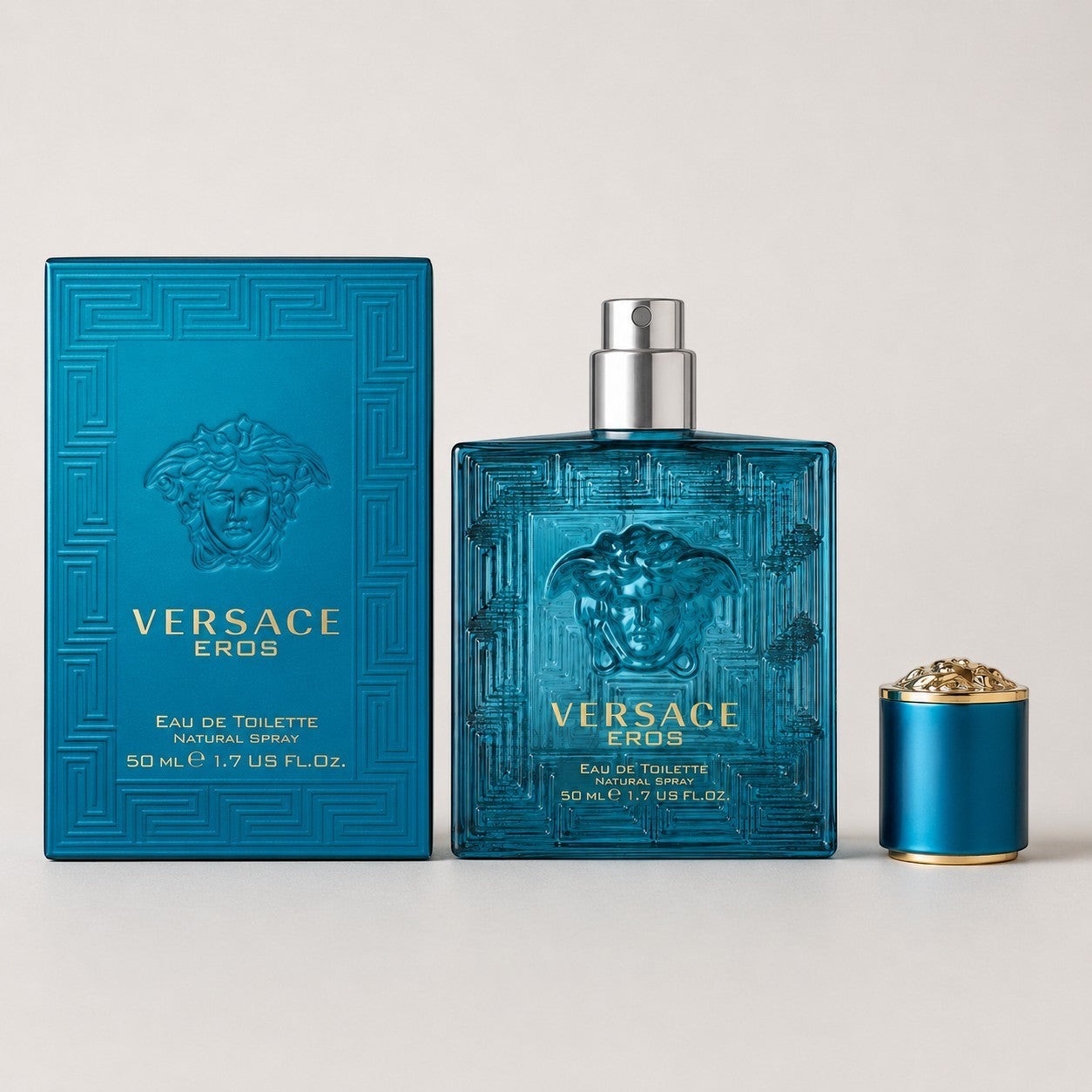 Ricky Luxury Versace Eros eau de toilette en frasco de cristal azul con relieve de Medusa y caja a juego
