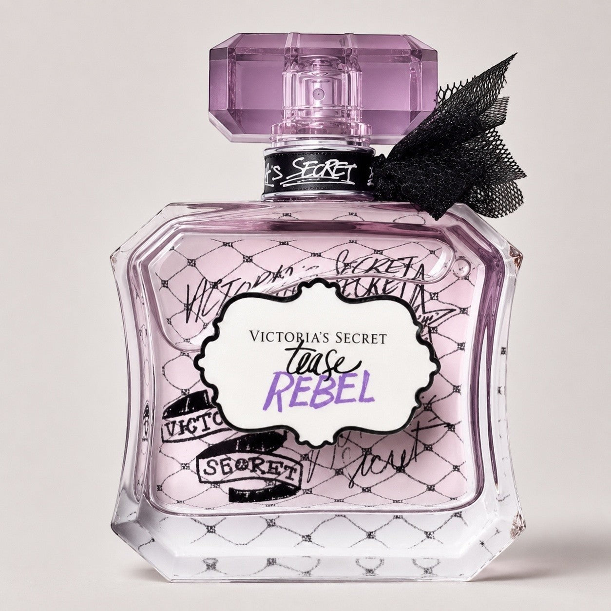 Perfume Victoria's Secret Tease Rebel de Ricky Luxury en frasco de cristal con lazo negro y diseño de encaje