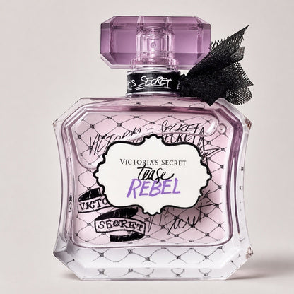 Perfume Victoria's Secret Tease Rebel de Ricky Luxury en frasco de cristal con lazo negro y diseño de encaje