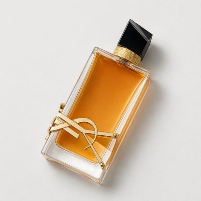 Frasco de perfume Yves Saint Laurent Libre con logo dorado y tapón negro asimétrico en Ricky Luxury